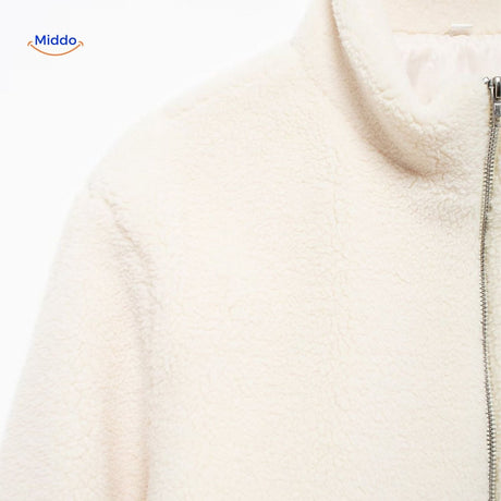 détail poitrine du manteau teddy blanc, coupe ajustée et matière moelleuse