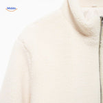 détail poitrine du manteau teddy blanc, coupe ajustée et matière moelleuse