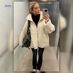 manteau teddy blanc porté en situation dans la rue, look cosy et élégant