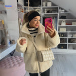 manteau teddy blanc avec détail rayures, texture douce et moelleuse visible
