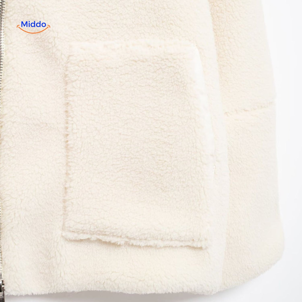 vue du haut de la fermeture éclair du manteau teddy blanc, finition premium
