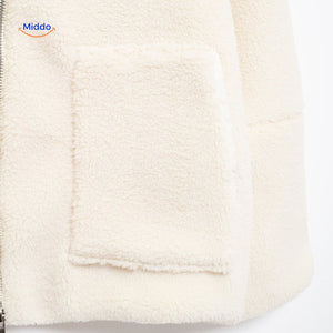 vue du haut de la fermeture éclair du manteau teddy blanc, finition premium