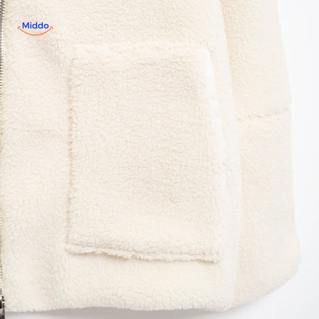 vue du haut de la fermeture éclair du manteau teddy blanc, finition premium