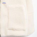 vue du haut de la fermeture éclair du manteau teddy blanc, finition premium