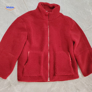manteau en laine teddy rouge porté, coloris bordeaux chaleureux et tendance