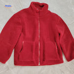 manteau en laine teddy rouge porté, coloris bordeaux chaleureux et tendance