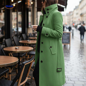 manteau vert à coupe longue porté par une femme près d'un café