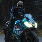 masque crâne porté par un motard de nuit, look terrifiant et immersif