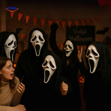masque halloween effrayant porté en groupe lors d'une fête déguisée