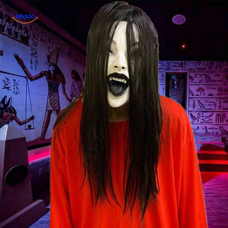 masque d'horreur halloween avec cheveux noirs et bouche grande ouverte en train de crier