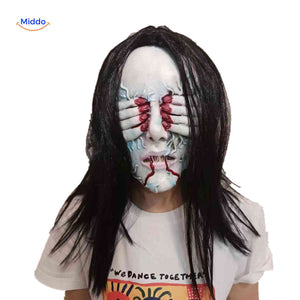 masque d'horreur effrayant avec yeux dans les mains ensanglantées et dents déchiquetées