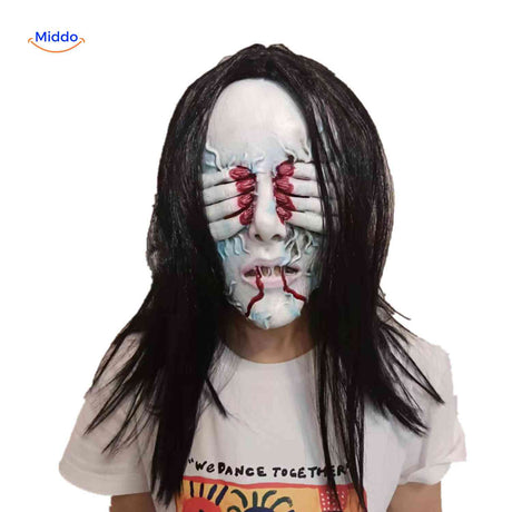 masque d'horreur effrayant avec yeux dans les mains ensanglantées et dents déchiquetées