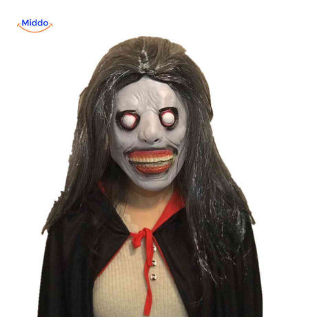 masque d'horreur aux yeux vitreux et bouche garnie de dents très serrées