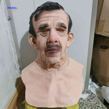 masque latex vieil homme avec moustache, déguisement halloween réaliste et amusant