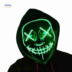 masque LED vert porté par un modèle, vue frontale du rendu lumineux en situation