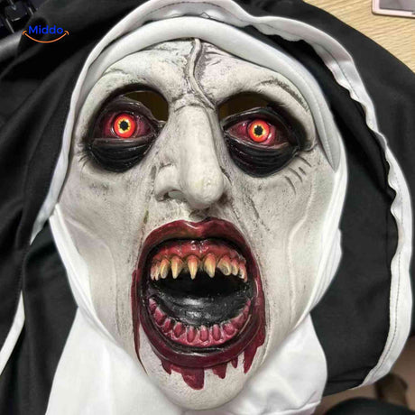 gros plan du masque de nonne avec yeux effrayants et effet de sang réaliste