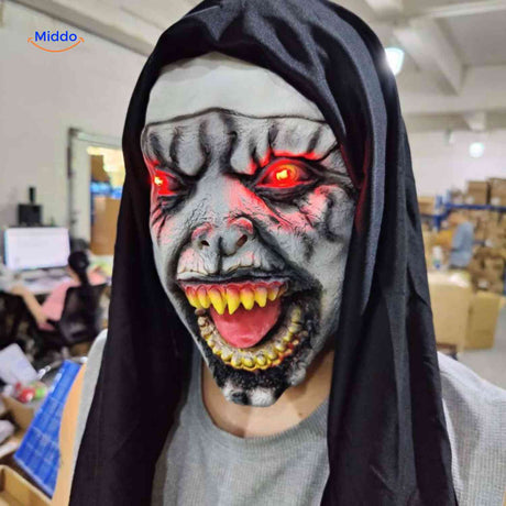 masque de nonne avec yeux LED rouges allumés pour un effet horreur saisissant