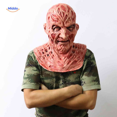vue de côté d'une personne en masque zombie brûlé et chemise camouflage bras croisés