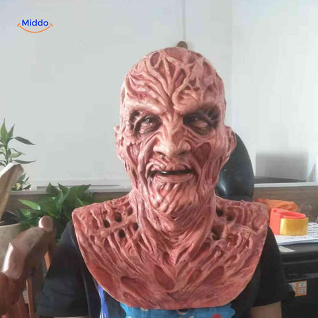 personne portant le masque zombie brûlé halloween en situation réelle