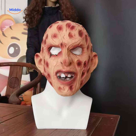 masque zombie réaliste à taches rouges avec dents visibles pour halloween