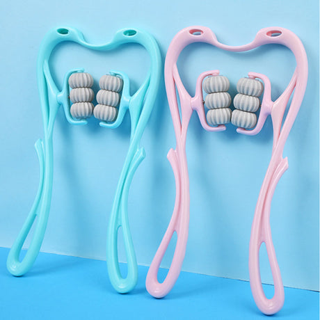 masseur cervical à 6 roues disponible en rose et bleu ciel, posé contre un mur bleu