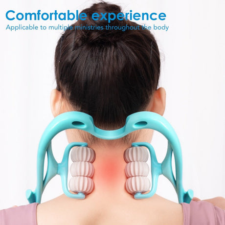 masseur cervical 6 roues utilisé par une femme sur la nuque, coloris bleu ciel