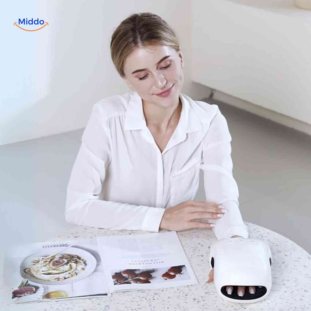 massage de la main en toute detente pendant la lecture d'un livre