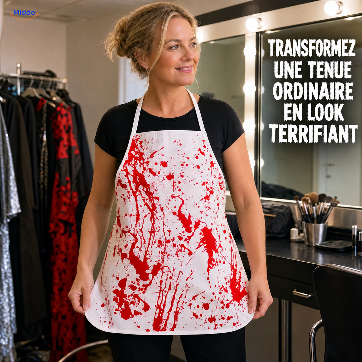 BloodstainFX tablier de costume d’Halloween: femme présentant le tablier devant un miroir.