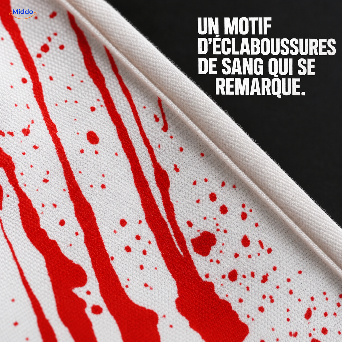 BloodstainFX tablier de costume d’Halloween: gros plan du motif d’éclaboussures rouges sur tissu blanc.