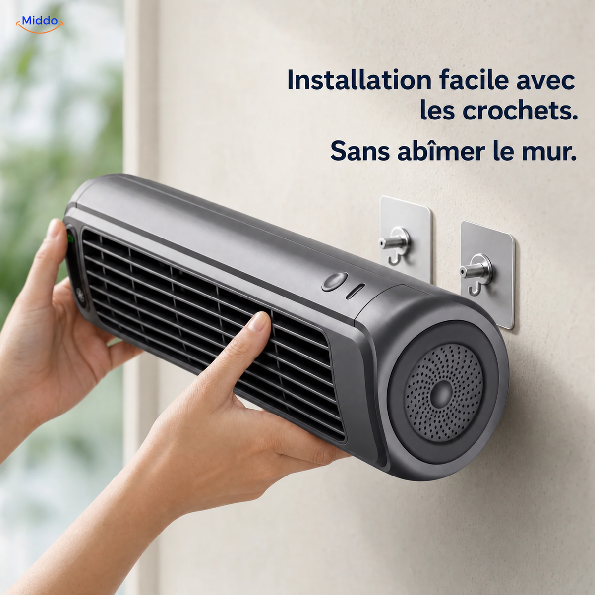 BreezeFlex ventilateur mural rechargeable: mains fixant le modèle gris sur deux crochets muraux.