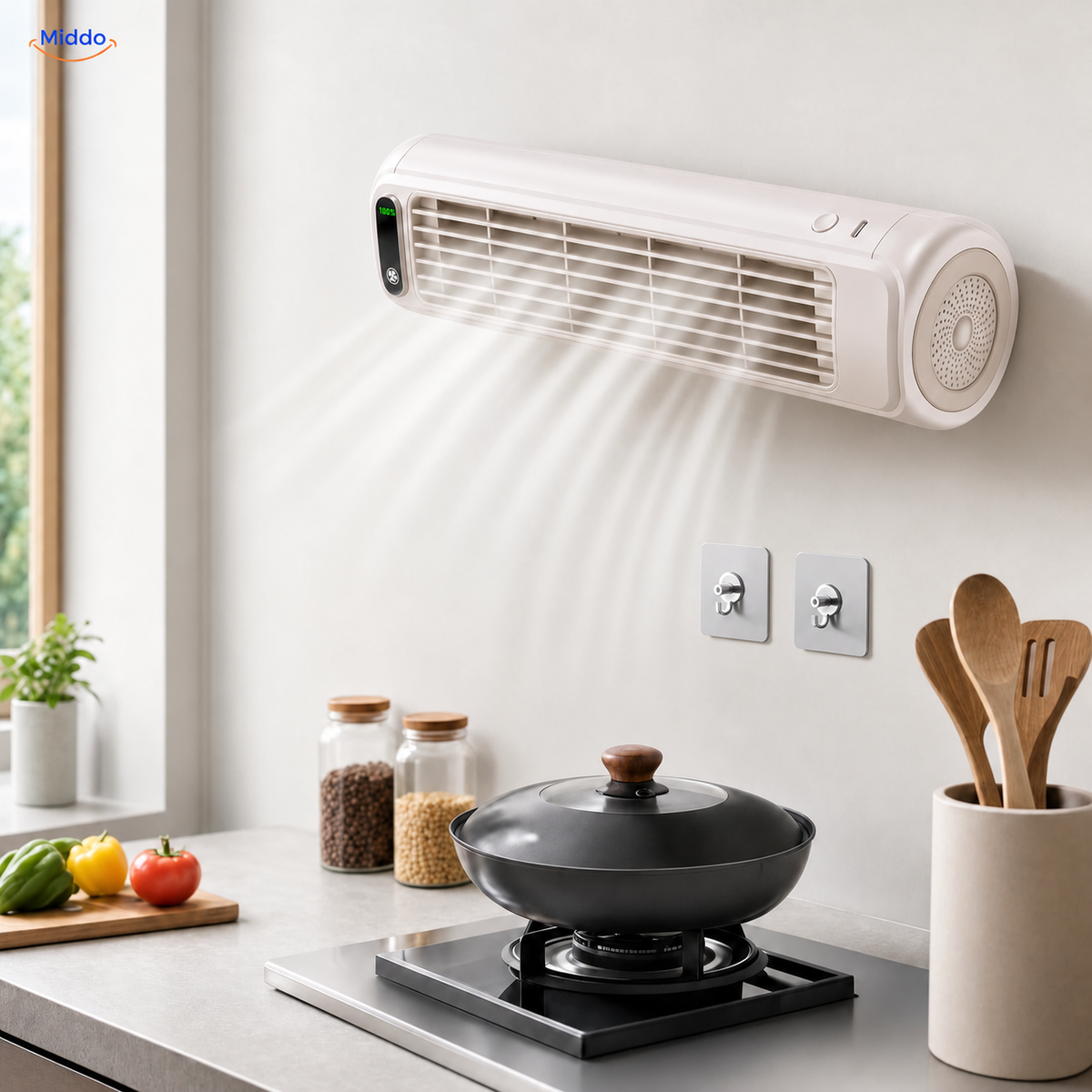 BreezeFlex ventilateur mural rechargeable: modèle blanc avec deux crochets au-dessus d’un plan de travail.