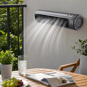 BreezeFlex ventilateur mural rechargeable: modèle gris au-dessus d’une table près d’une fenêtre.