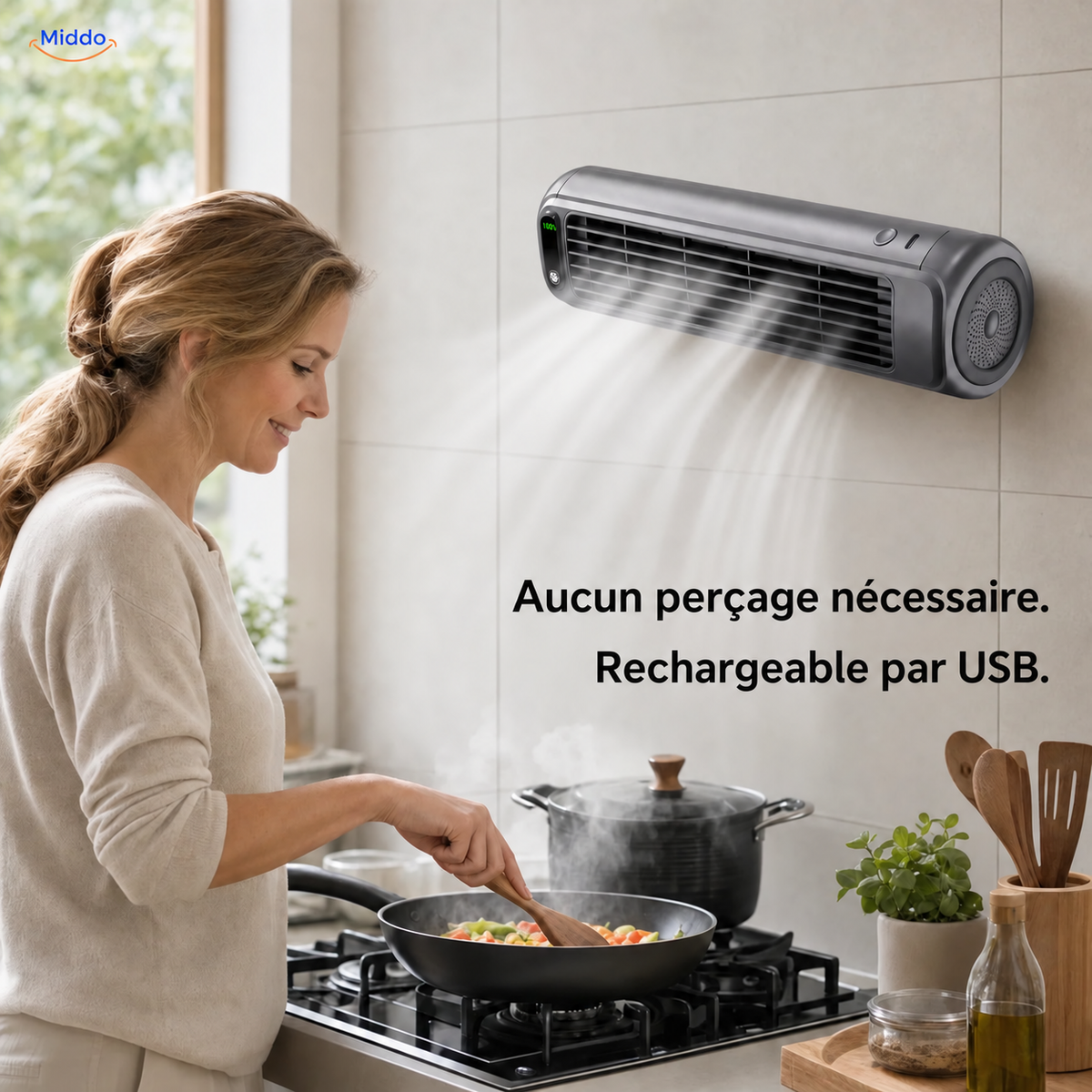 BreezeFlex ventilateur mural rechargeable: modèle gris au mur d’une cuisine près d’une femme.