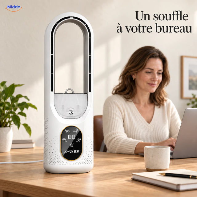 BreezeLite ventilateur USB de bureau: modèle blanc près d’une femme à son bureau.