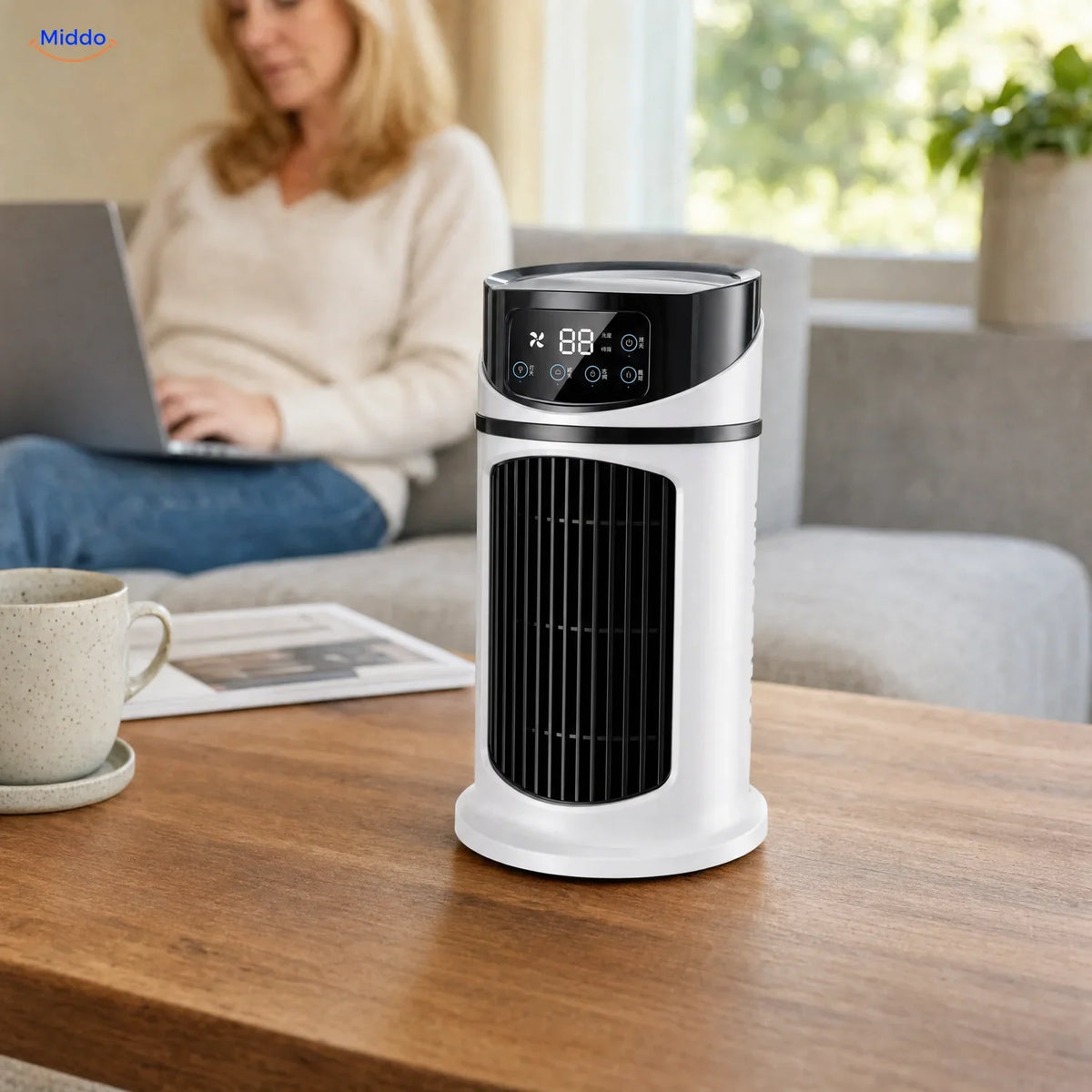 BreezeMist ventilateur USB de table avec brumisation: modèle USB sur une table basse près du canapé.