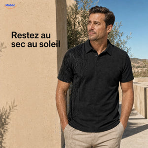 BreezeWear polo homme à manches courtes: homme en polo noir près d’un mur ensoleillé.