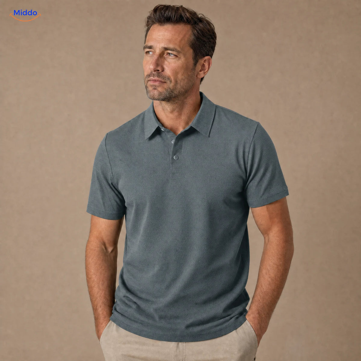 BreezeWear polo homme à manches courtes: modèle bleu grisé porté par un homme.
