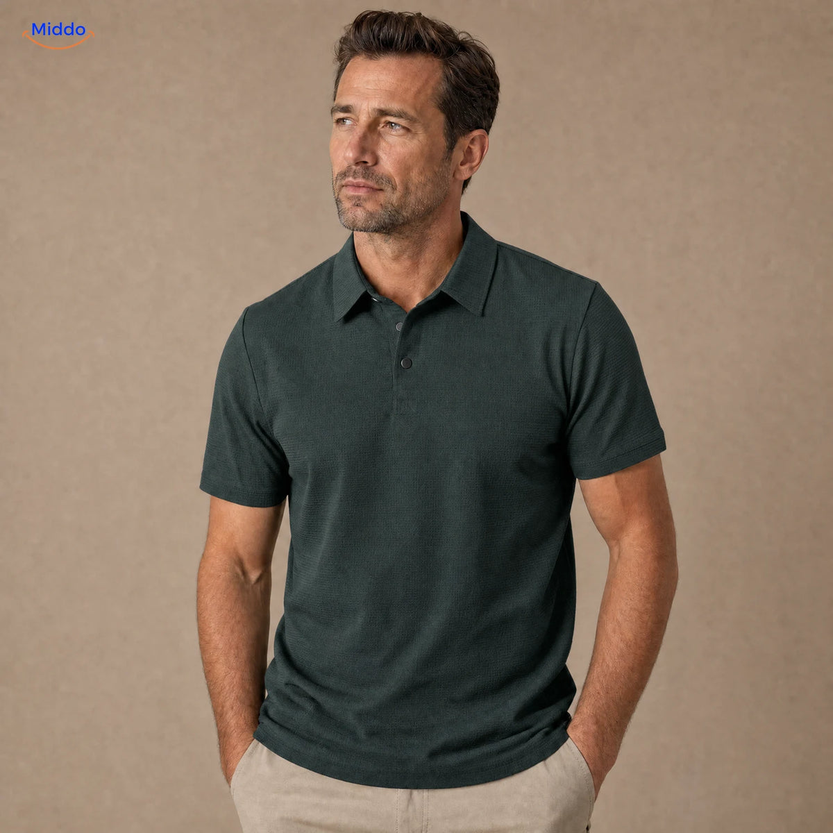 BreezeWear polo homme à manches courtes: modèle vert foncé porté par un homme.