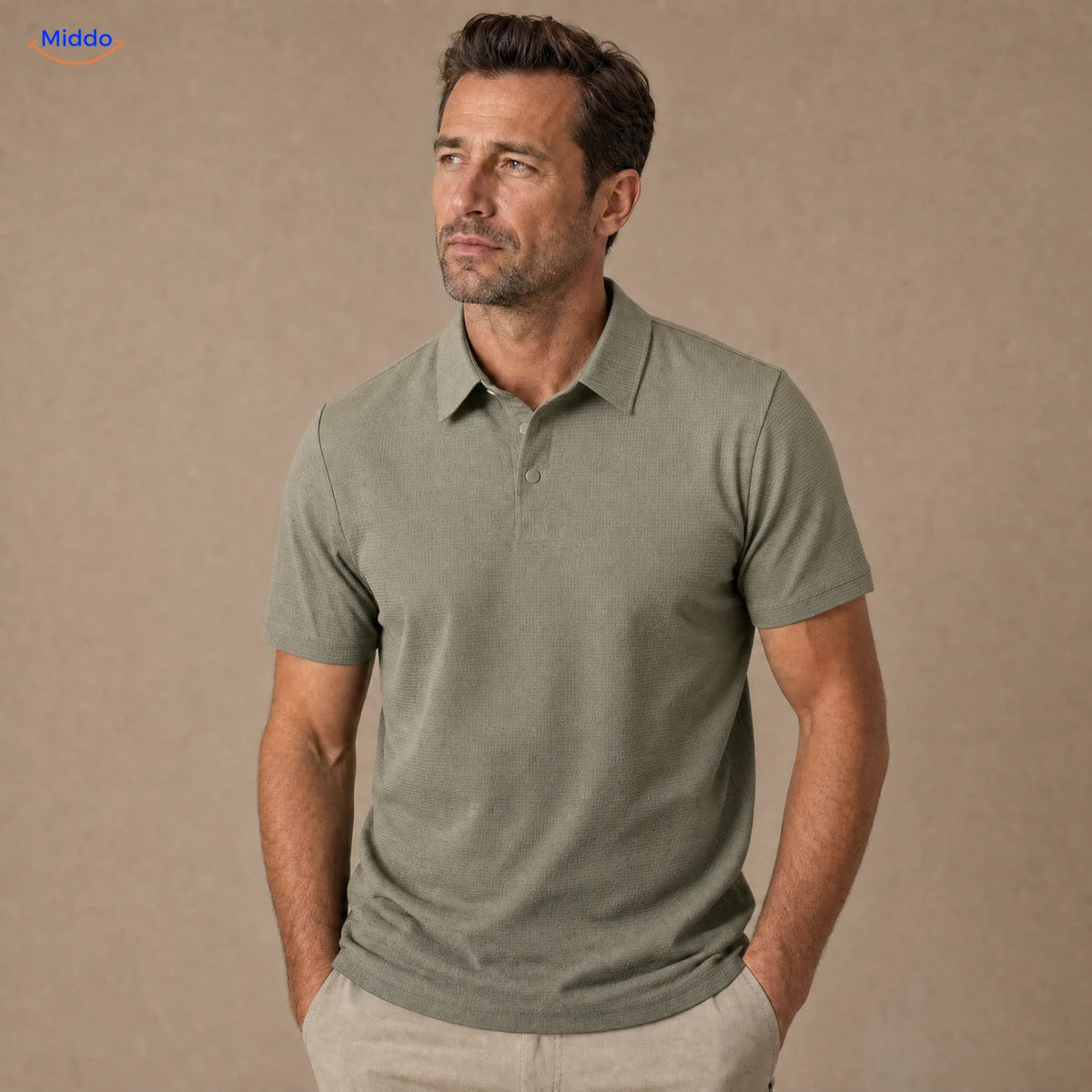 BreezeWear polo homme à manches courtes: modèle vert olive porté par un homme.