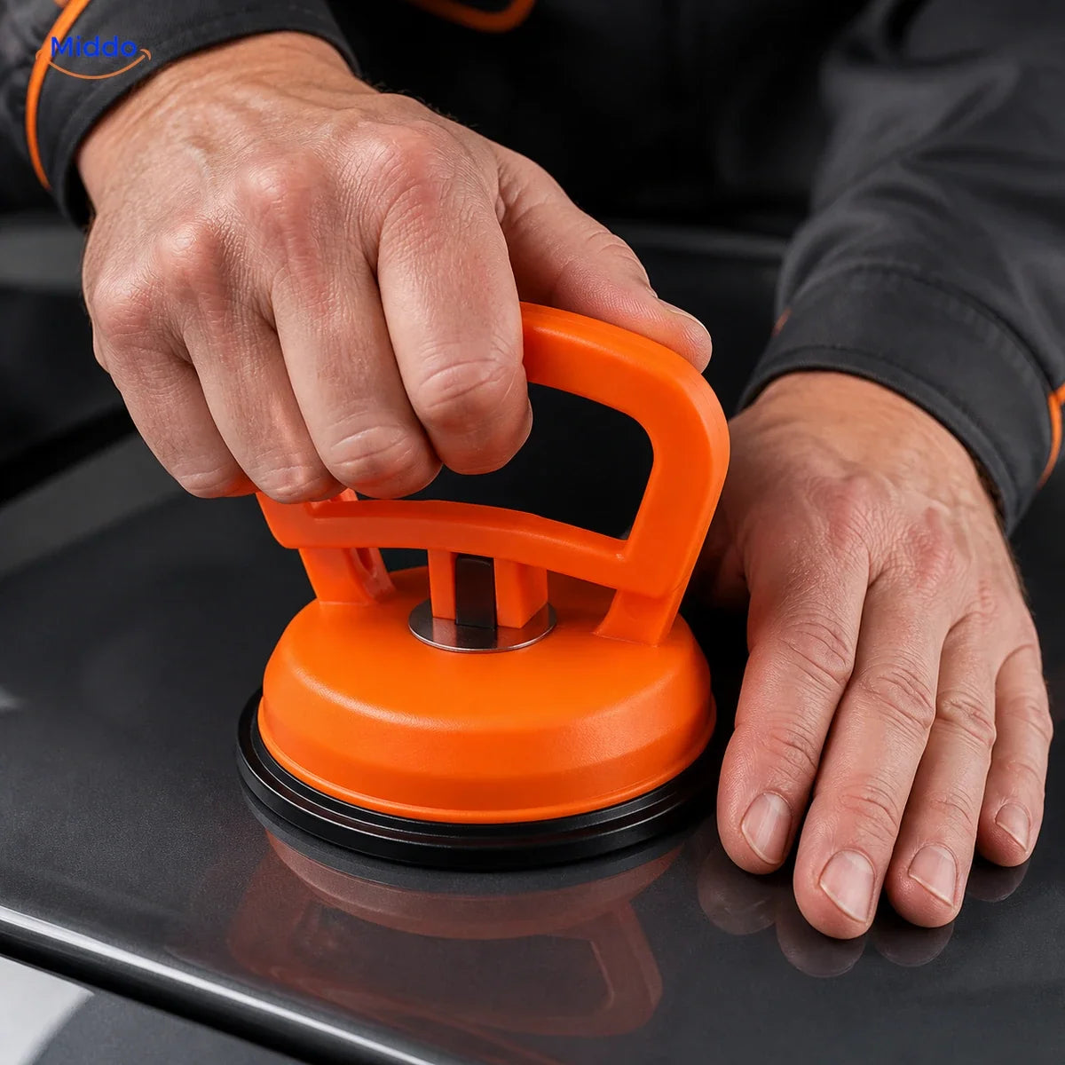 DentGrip ventouse à verrouillage: main appliquant la ventouse à plat sur une surface.