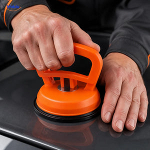 DentGrip ventouse à verrouillage: main appliquant la ventouse à plat sur une surface.