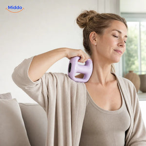 FlexiRing appareil de massage sans fil: femme massant son épaule avec le modèle violet.