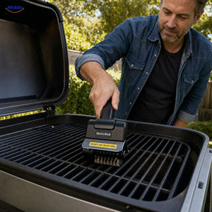 GrillMaster brosse électrique pour barbecue: homme nettoyant la grille d’un barbecue ouvert.