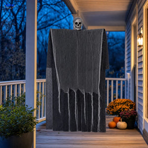 HauntCraft fantôme suspendu d’Halloween: décoration fantôme grise sur un porche le soir.