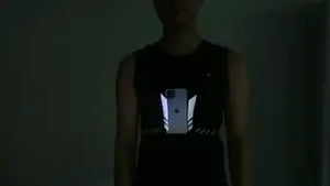 gilet running réfléchissant porté de nuit pour une visibilité et sécurité maximales