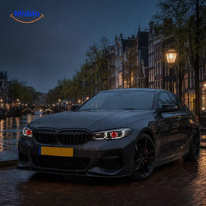 NightStare décoration LED pour optiques de phare: voiture avec yeux lumineux garée au bord d’un canal.