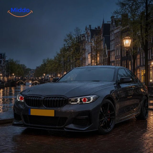 NightStare décoration LED pour optiques de phare: voiture avec yeux lumineux garée au bord d’un canal.
