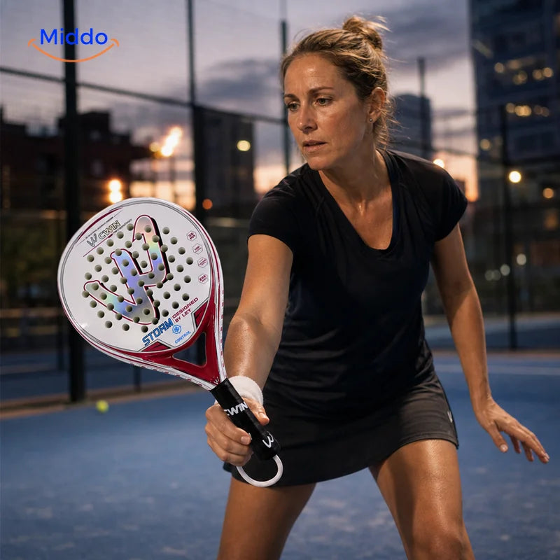 PadelPro raquette de padel: joueuse en position de jeu pendant un échange.