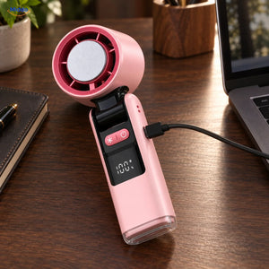 Palmora ventilateur à main pliable: modèle rose sur un bureau près d’un ordinateur portable.