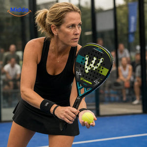 ProStrike raquette de padel: joueuse se préparant à servir.